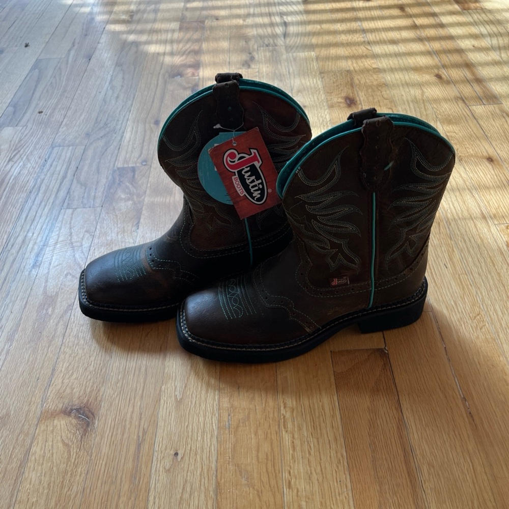 Justin Boots Brown Leather Women’s Heeled Cowboy Boots with Teal Trim